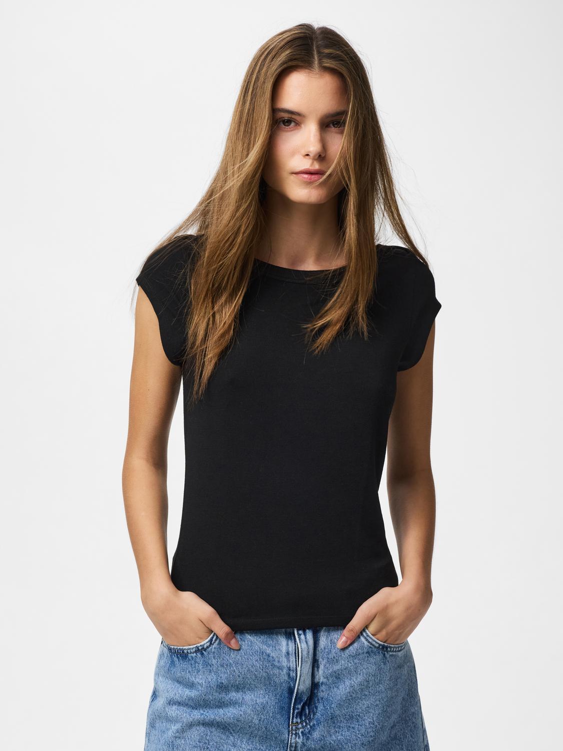 model_shot-front